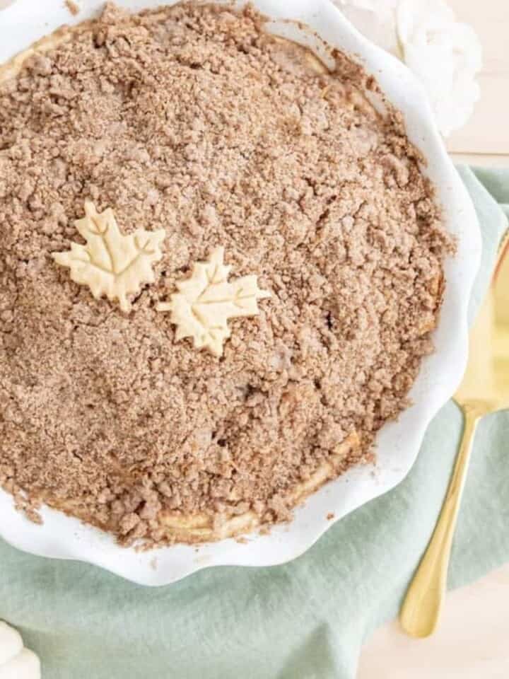apple crumble pie overhead with leaf cutouts