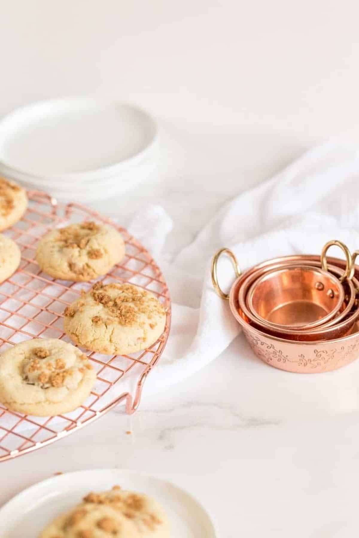 graham cracker cookies and measuring cups