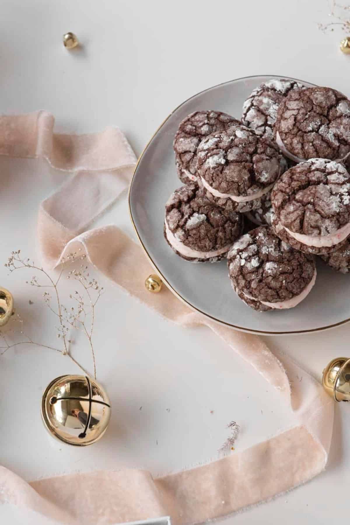 Chocolate crinkle cookies with peppermint buttercream filling on plate