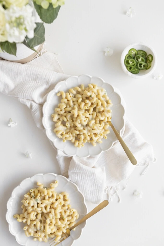 plates of mac and cheese with flowers and napkin