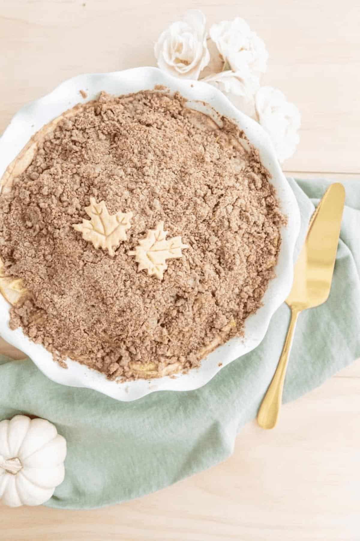 apple crumble pie overhead with leaf cutouts